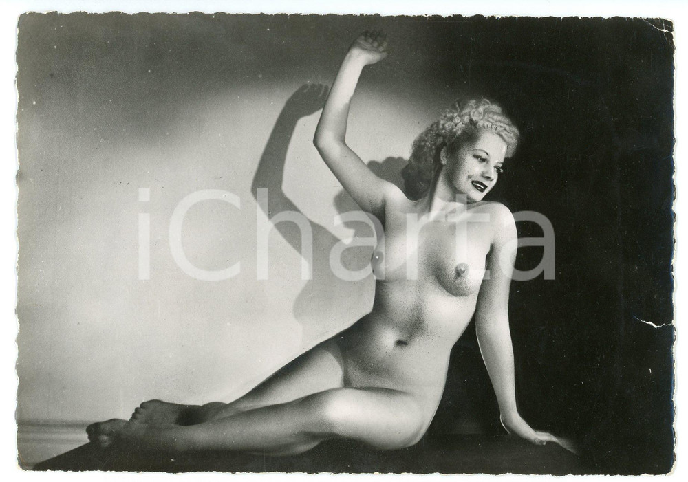 1950 ca VINTAGE EROTIC Reclining nude woman - Postcard risque Fotografia seriale d'epoca, in formato cartolina.CONDIZIONI: F (lievi difetti di stampa e piccolo strappo al margine destro)FORMATO: FG    originale e autentica 1