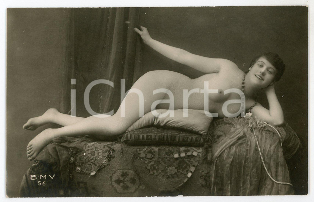 1910 ca VINTAGE EROTIC Nude woman lying on a sofa - Postcard risque BMV 56 Fotografia seriale d'epoca, in formato cartolina.Editore BMV - 56CONDIZIONI: GFORMATO: FP    originale e autentica 1
