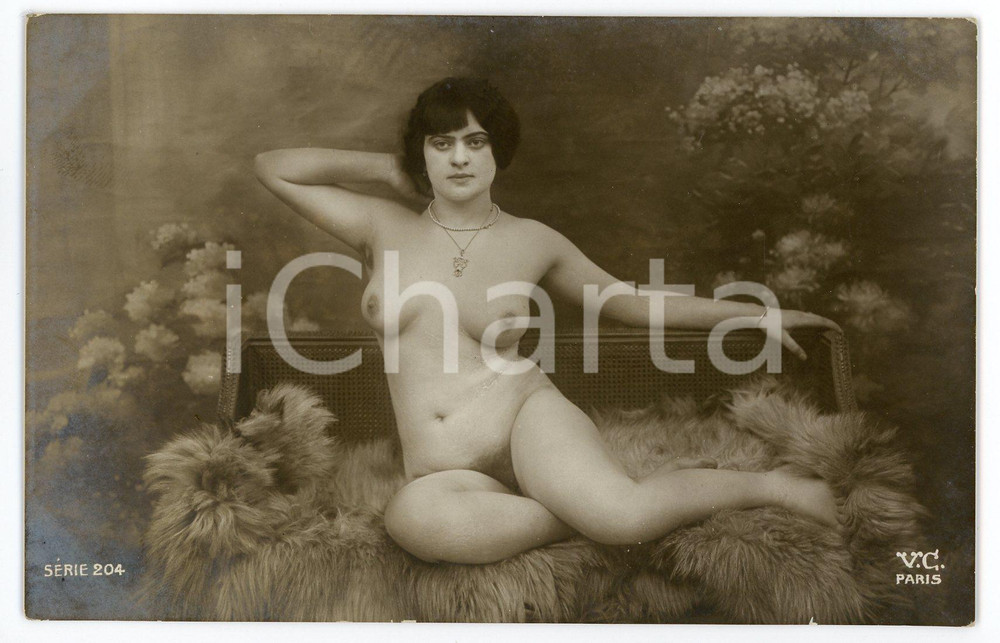 1910 ca VINTAGE EROTIC Nude woman on fur blanket - Postcard risque VC PARIS 204 Fotografia seriale d'epoca, in formato cartolina.Editore VC Paris - Serie 204CONDIZIONI: GFORMATO: FP    originale e autentica 1