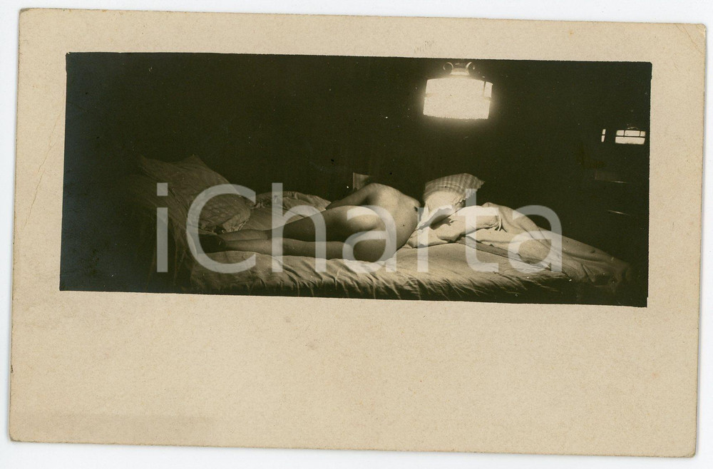 1910 ca VINTAGE EROTIC Nude woman illuminated by a chandelier - Postcard risque Fotografia seriale d'epoca, in formato cartolina.CONDIZIONI: FAIR (piegatura al margine sinistro)FORMATO: FP    originale e autentica 1