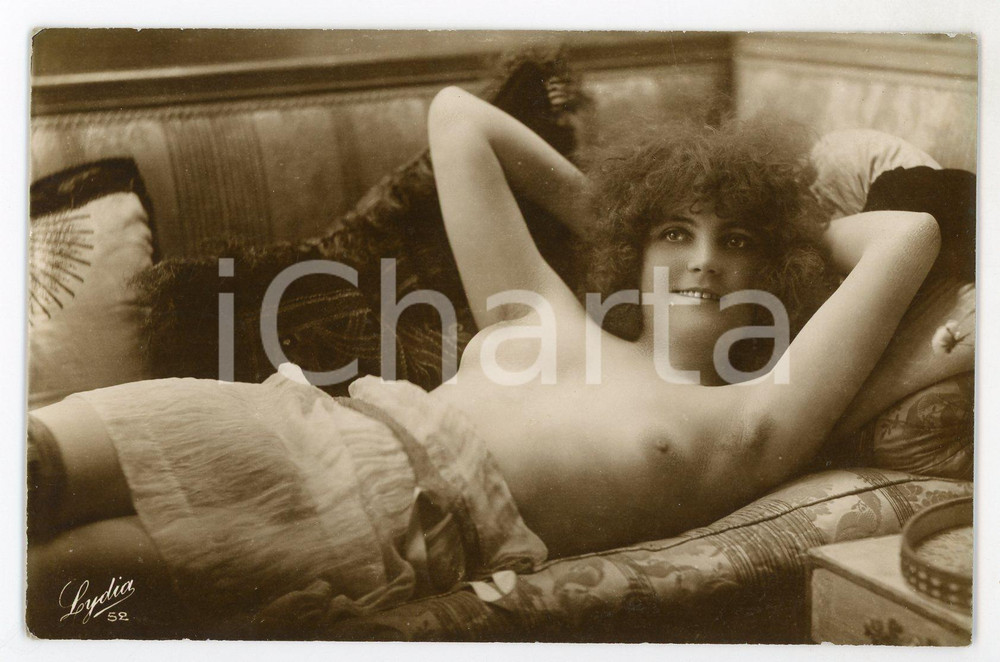 1910 ca VINTAGE EROTIC BOUDOIR Nude woman relaxing on a sofa - Postcard risque  Fotografia seriale d'epoca, in formato cartolina.Editore Lydia - Serie 52CONDIZIONI: GFORMATO: FP    originale e autentica 1