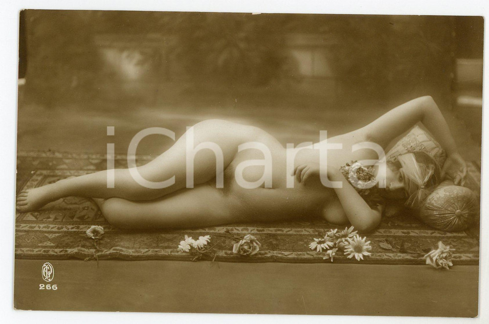 1910 ca VINTAGE EROTIC BOUDOIR Nude woman lying on a carpet - Postcard GP 266  Fotografia seriale d'epoca, in formato cartolina.Editore GP - Serie 266CONDIZIONI: GFORMATO: FP    originale e autentica 1