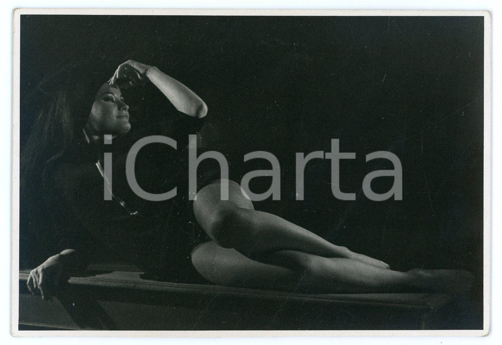 1960 ca VINTAGE EROTIC Woman posing in the twilight- Postcard risque  Fotografia seriale d'epoca, in formato cartolina.CONDIZIONI: GFORMATO: FP    originale e autentica 1