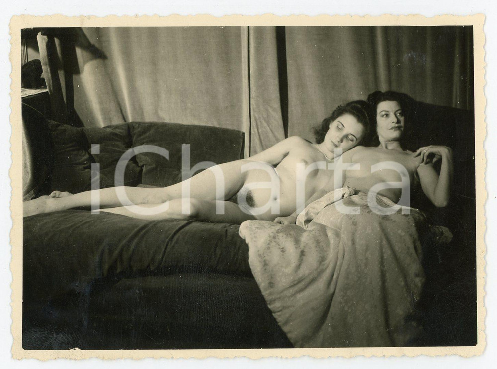 1960 ca VINTAGE EROTIC Two naked woman sleeping - Photo Raymond VAN DOREN Fotografia originale di Raymond Van Doren..FORMATO: 11x8 cmCONDIZIONI: F (residui di incollatura al verso)    originale e autentica 1