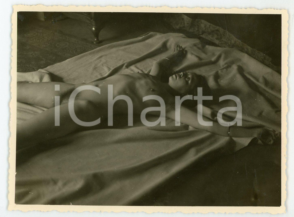 1960 ca VINTAGE EROTIC Naked woman on a bed - Photo Raymond VAN DOREN Fotografia originale di Raymond Van Doren..FORMATO: 11x8 cmCONDIZIONI: F (residui di incollatura al verso)    originale e autentica 1