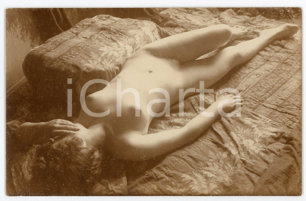 1910 ca VINTAGE EROTIC BOUDOIR Full nude woman on a carpet *Postcard risque RARE  Fotografia seriale d'epoca, in formato cartolina.CONDIZIONI: GFORMATO: FP    originale e autentica 1