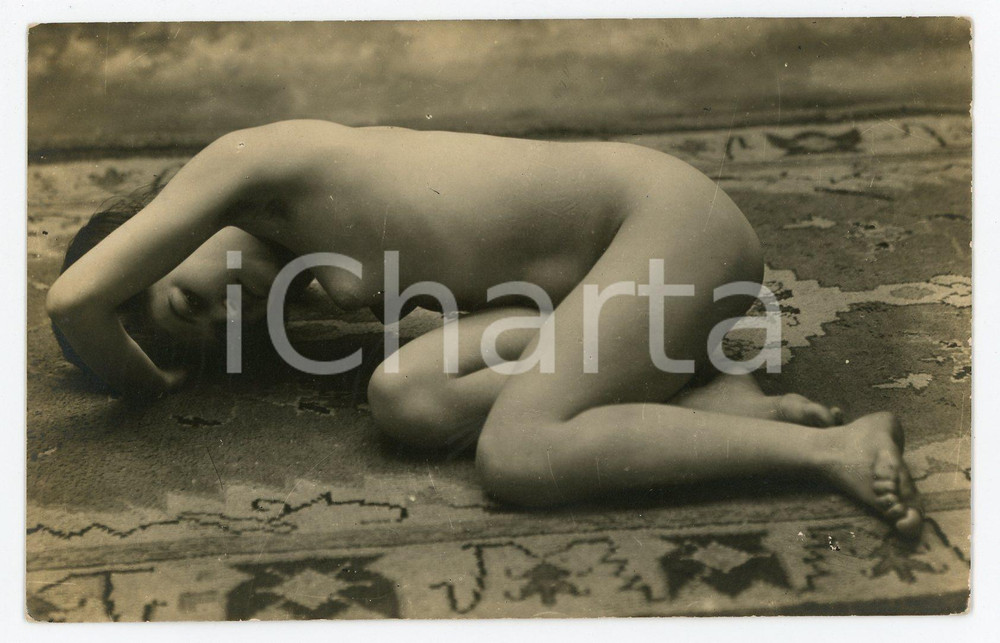 1910 ca VINTAGE EROTIC BOUDOIR Naked woman on a carpet - Postcard risque  Fotografia seriale d'epoca, in formato cartolina.CONDIZIONI: GFORMATO: FP    originale e autentica 1