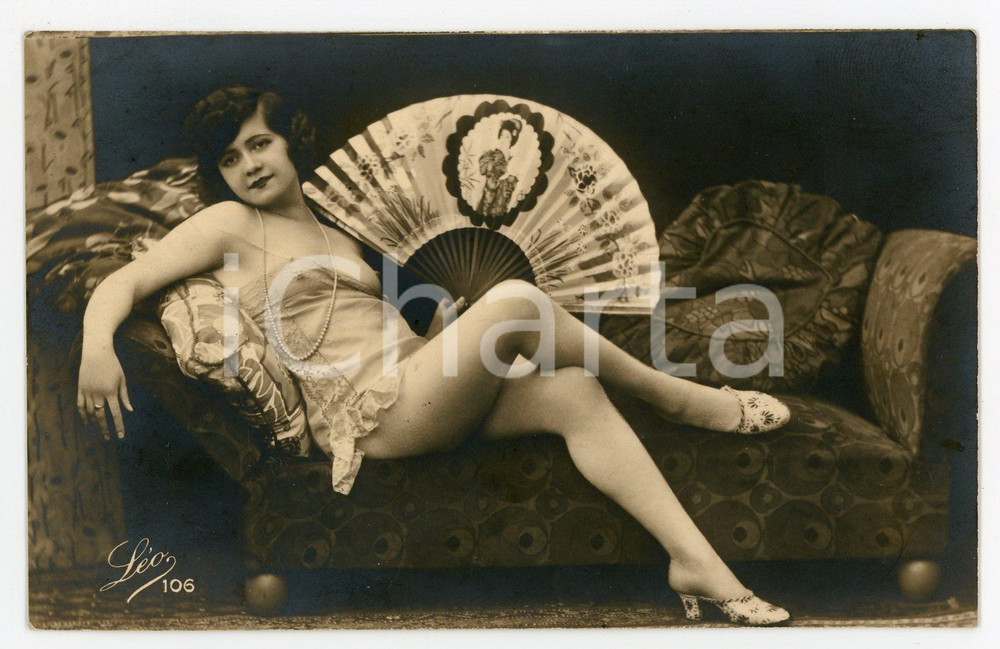1910 ca VINTAGE EROTIC Woman in lingerie with a Japanese fan *Postcard LEO 106  Fotografia seriale d'epoca in formato cartolina postale.Editore L&eacute;o Paris, n&deg; 106.CONDIZIONI: G FORMATO: FP    originale e autentica 1