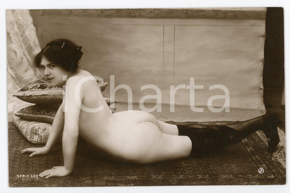 1910 ca VINTAGE EROTIC Nude woman on the carpet wearing stockings - Postcard  Fotografia seriale d'epoca, in formato cartolina.Editore JA - Serie 522CONDIZIONI: G FORMATO: FP    originale e autentica 1