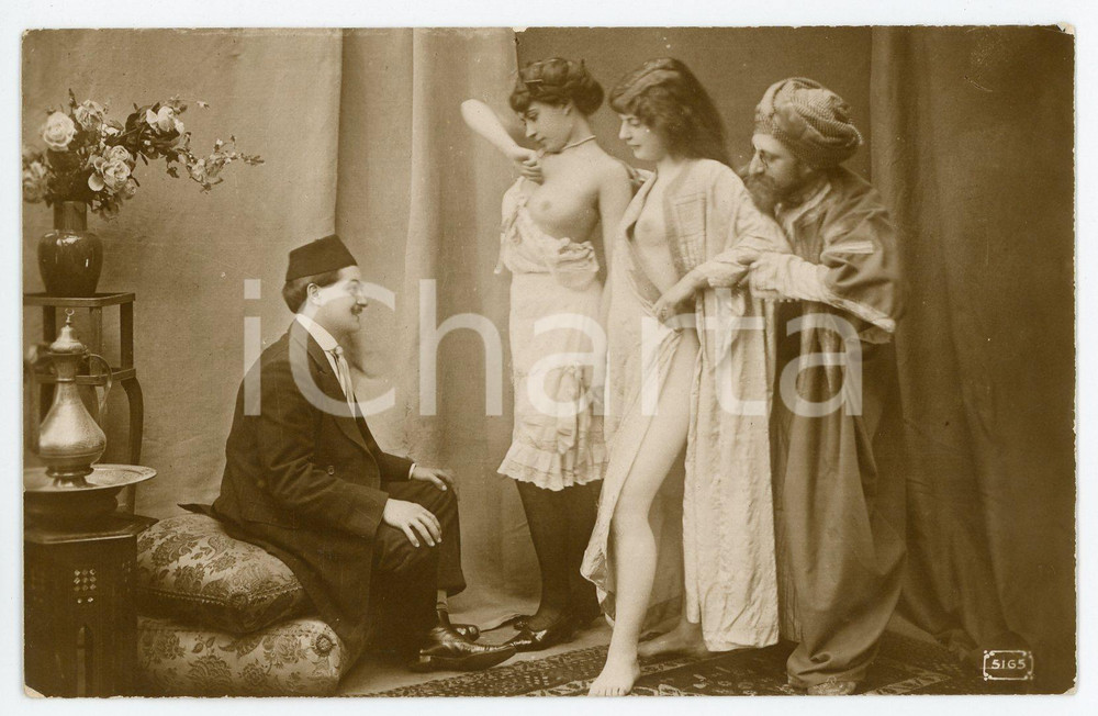 1910 ca VINTAGE EROTIC Men in Arab cloting with nude girls *Postcard risque RARE  Fotografia seriale d'epoca, in formato cartolina.CONDIZIONI: GFORMATO: FP    originale e autentica 1