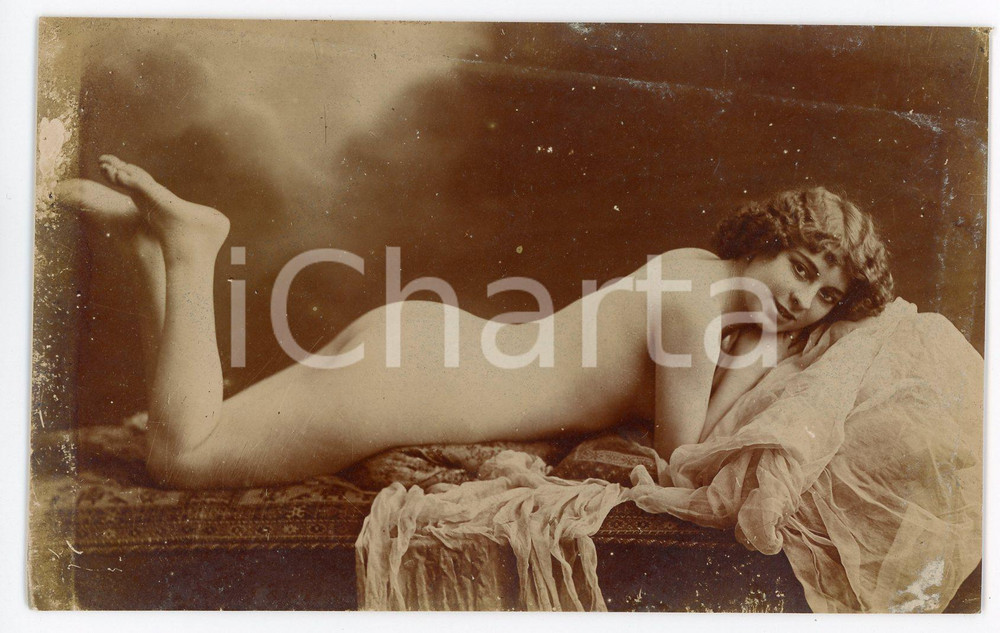 1910 ca VINTAGE EROTIC Nude young woman on a bed - French postcard risque  Fotografia seriale d'epoca, in formato cartolina.CONDIZIONI: POOR (lievi abrasioni marginali, residui cartacei e piccoli difetti di stampa)FORMATO: FP    originale e autentica 1