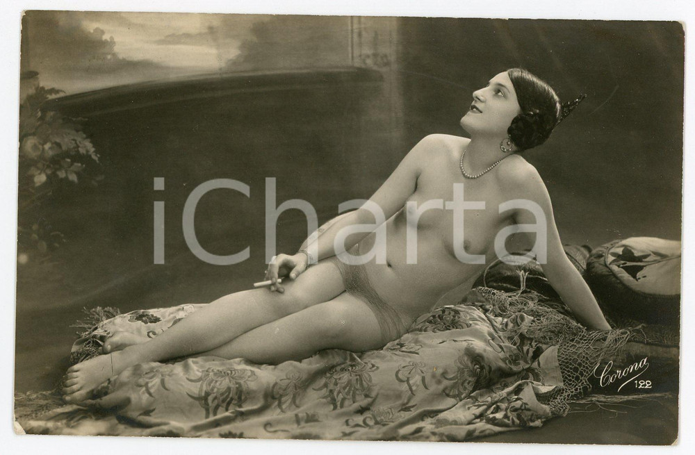 1910 ca VINTAGE EROTIC Nude woman smoking on a carpet - Postcard topless CORONA  Fotografia seriale d'epoca, in formato cartolina.EDITORE: Corona - n&deg; 122CONDIZIONI: GFORMATO: FP    originale e autentica 1