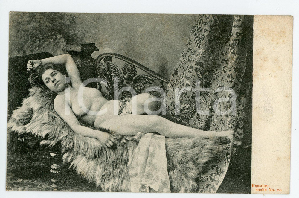 1900 ca VINTAGE EROTIC Naked woman lying on a sofa - Postcard risque  Cartolina postale d'epoca.CONDIZIONI: G (minime fioriture)FORMATO: FP    originale e autentica 1