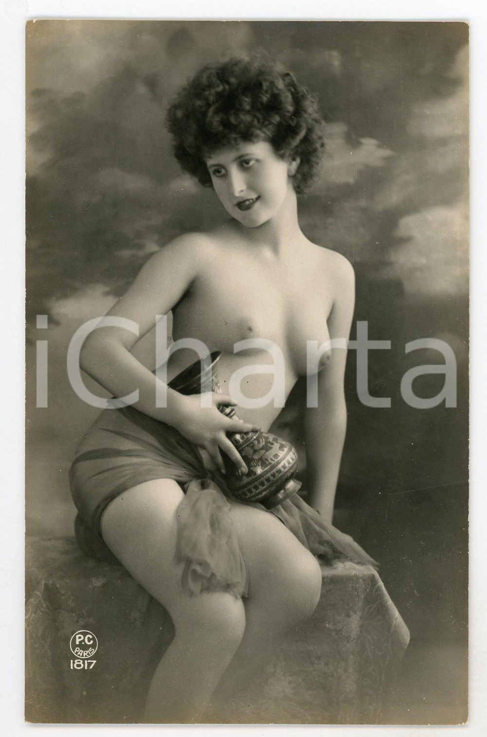 1910 ca VINTAGE EROTIC Half-naked woman with a vase - Postcard PC PARIS 1817  Fotografia seriale d'epoca, in formato cartolina.Editore PC Paris - Serie 1817CONDIZIONI: G FORMATO: FP    originale e autentica 1