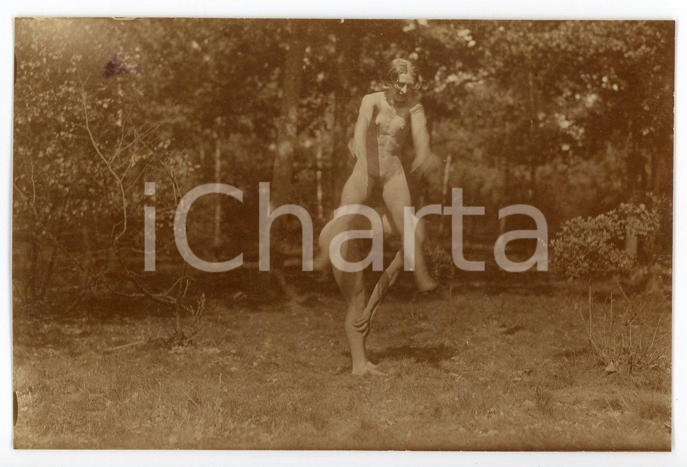 1929 LA FOURCHINÉE / BELGIUM NATURISM Nude couple playing leapfrog *Photo 14x9  Fotografia d'epoca, in formato cartolina postale.CONDIZIONI: G (piccola macchia di inchiostro al lato sinistro)FORMATO: 14x9 cm    originale e autentica 1