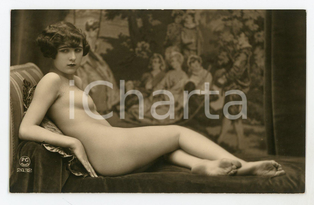 1910ca VINTAGE EROTIC Nude woman on a chaise long - Postcard PC PARIS 2432 Fotografia seriale d'epoca, in formato cartolina.Editore PC Paris - Serie 2432CONDIZIONI: G FORMATO: FP    originale e autentica 1