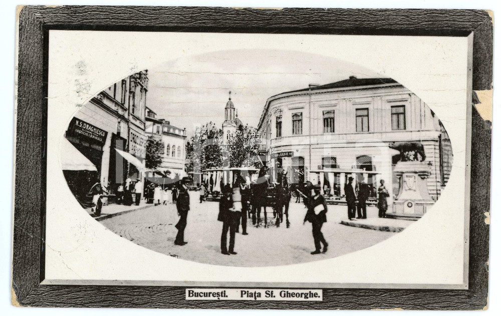 1912 BUCAREST (ROMANIA) Piața Sf. Gheorghe - DAMAGED vintage postcard  Cartolina postale d'epoca, viaggiata (con timbro ma francobollo asportato).CONDIZIONI: VERY POOR (la pellicola superficiale presenta crepe e un praziale distacco; pieghe diffuse)FORMATO: FP    originale e autentica 1