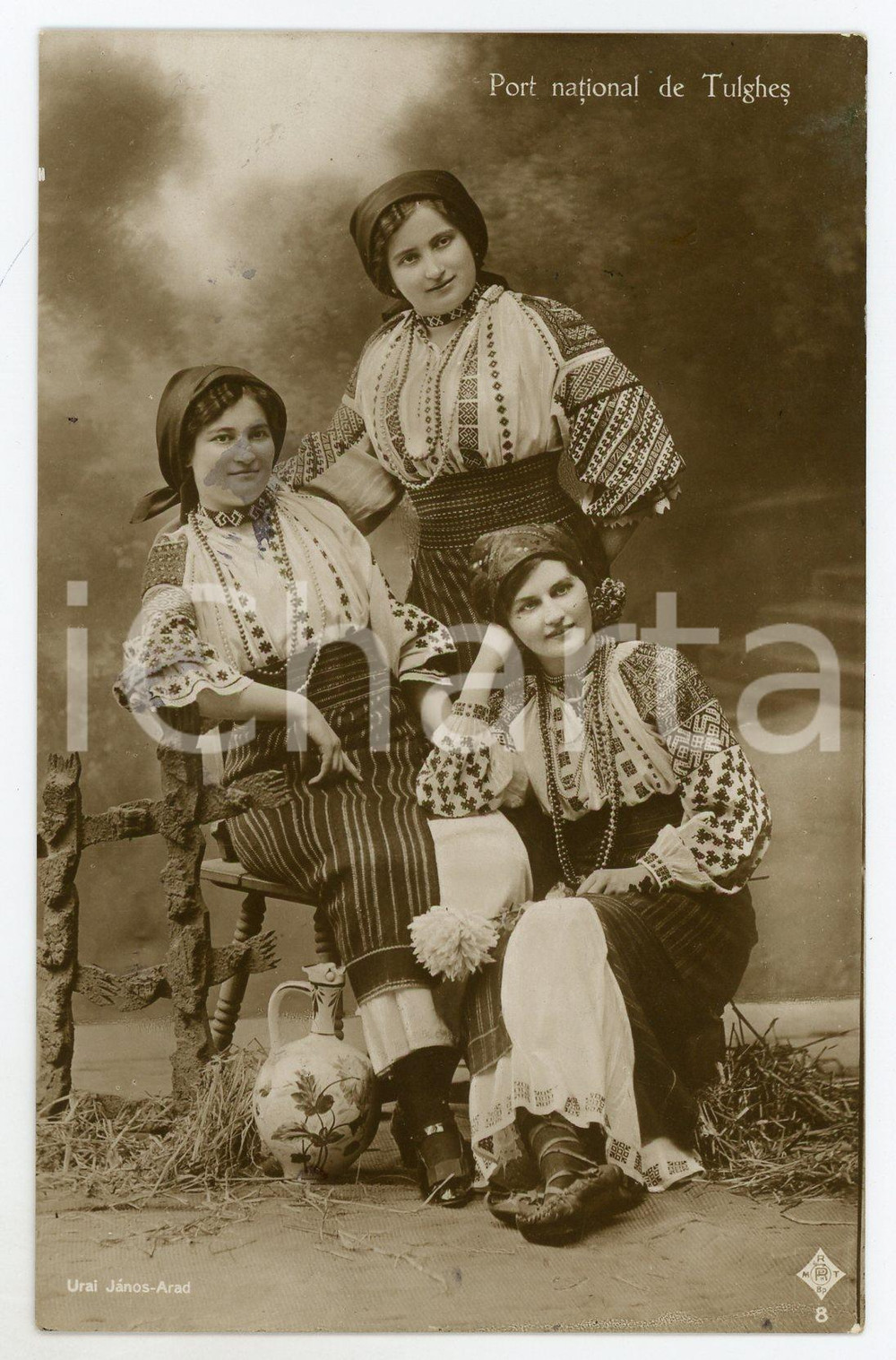 1910 ca TULGHEȘ (ROMANIA) Port naţional - Women in folk COSTUMES - Old postcard Cartolina postale d'epoca, viaggiata.CONDIZIONI: POOR (macchia di inchiostro al recto dovuta alle estese cancellature presenti al verso)FORMATO: FP    originale e autentica 1
