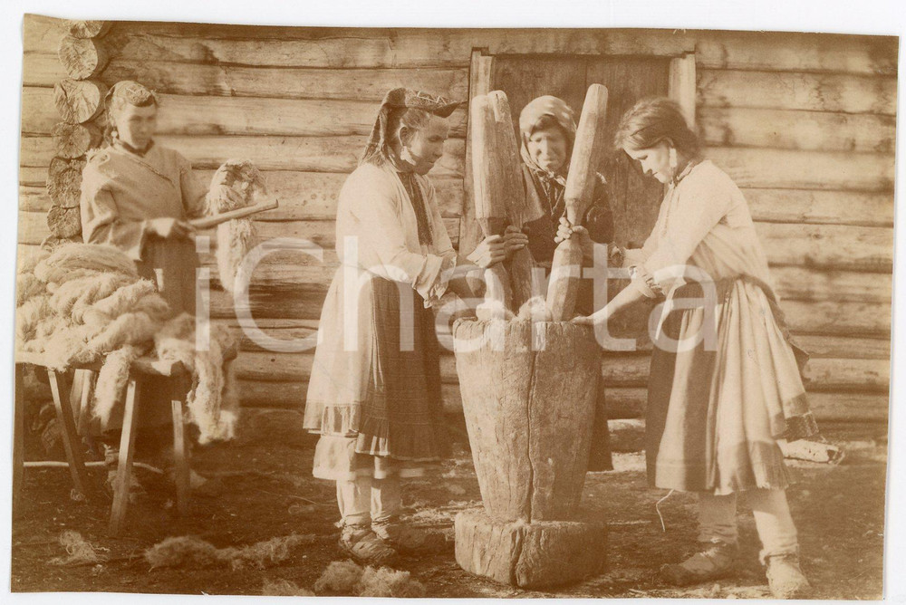 1920 ca RUSSIA Women preparing fur coats - Mortar - Real photo 14x9 cm  Vera fotografia d'epoca, su carta sottile, con didascalia manoscritta al verso.CONDIZIONI: FAIR (margine superiore rifilato)FORMATO: 14x9 cm    originale e autentica 1