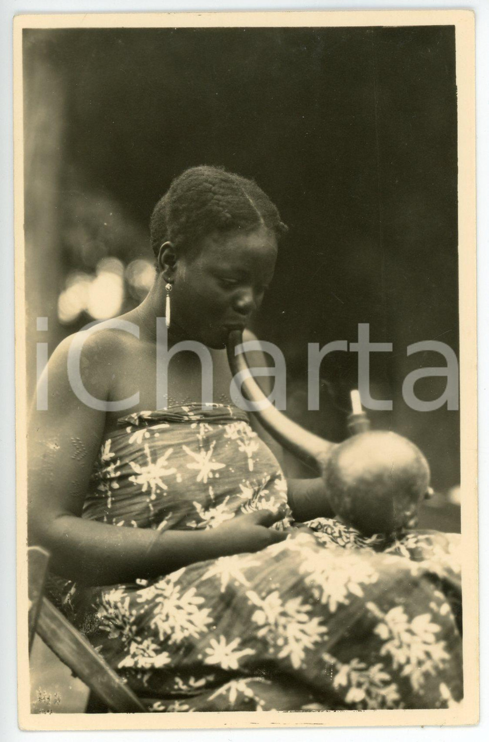 1930 ca C. ZAGOURSKI «L'Afrique qui disparaît» CONGO BELGE Une fumeuse *n.5  Fotocartolina postale d'epoca, appartenente alla 1^serie &laquo;L'Afrique qui dispara&icirc;t&raquo; del fotografo Casimir Zagourski (L&eacute;opoldville).N&deg; 5, non viaggiata. GOOD/buono  Formato: 9x14 originale e autentica 1