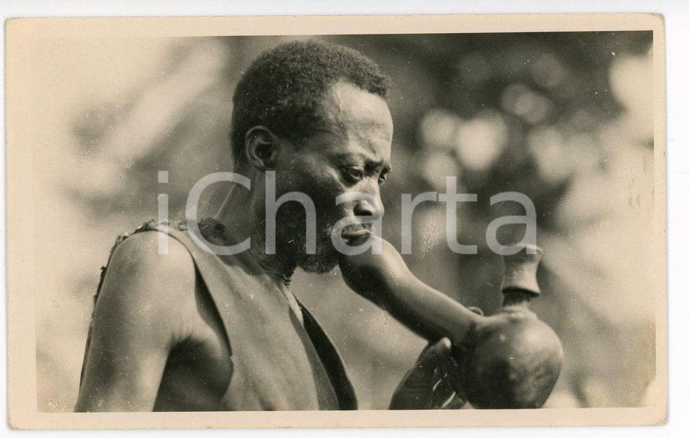 1930 ca C. ZAGOURSKI «L'Afrique qui disparaît» CONGO BELGE Un fumeur *n.6  Fotocartolina postale d'epoca, appartenente alla 1^serie &laquo;L'Afrique qui dispara&icirc;t&raquo; del fotografo Casimir Zagourski (L&eacute;opoldville).N&deg; 6, non viaggiata. FAIR/discreto Lievi smussature e abrasioni angolari Formato: 9x14 originale e autentica 1