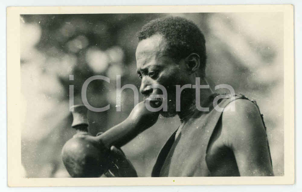 1930 C. ZAGOURSKI «L'Afrique qui disparaît» CONGO BELGE Fumeur - Postcard  Fotocartolina postale d'epoca, appartenente alla serie &laquo;L'Afrique qui dispara&icirc;t&raquo; del fotografo Casimir Zagourski (L&eacute;opoldville).Indicazione a matita al verso I/6. GOOD/buono  Formato: 14x9 cm originale e autentica 1