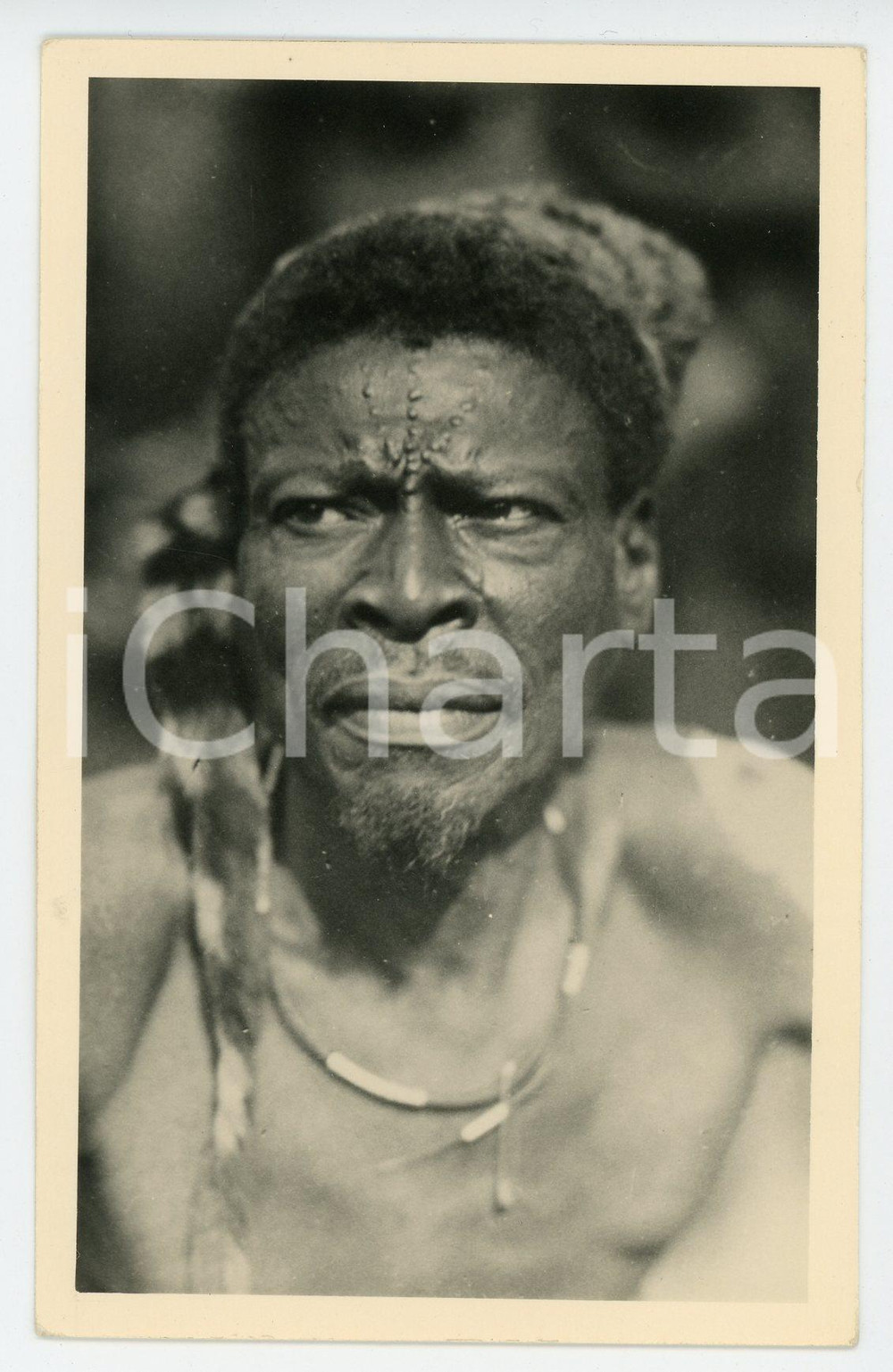 1930 ca C. ZAGOURSKI «L'Afrique qui disparaît» CONGO BELGE Homme MBOUAKA *n.3  Fotocartolina postale d'epoca, appartenente alla 2^serie &laquo;L'Afrique qui dispara&icirc;t&raquo; del fotografo Casimir Zagourski (L&eacute;opoldville).N&deg; 3, non viaggiata.Timbro ulteriore al verso del fotografo Henri Nicaise - Namur. GOOD/buono  Formato: 9x14 originale e autentica 1