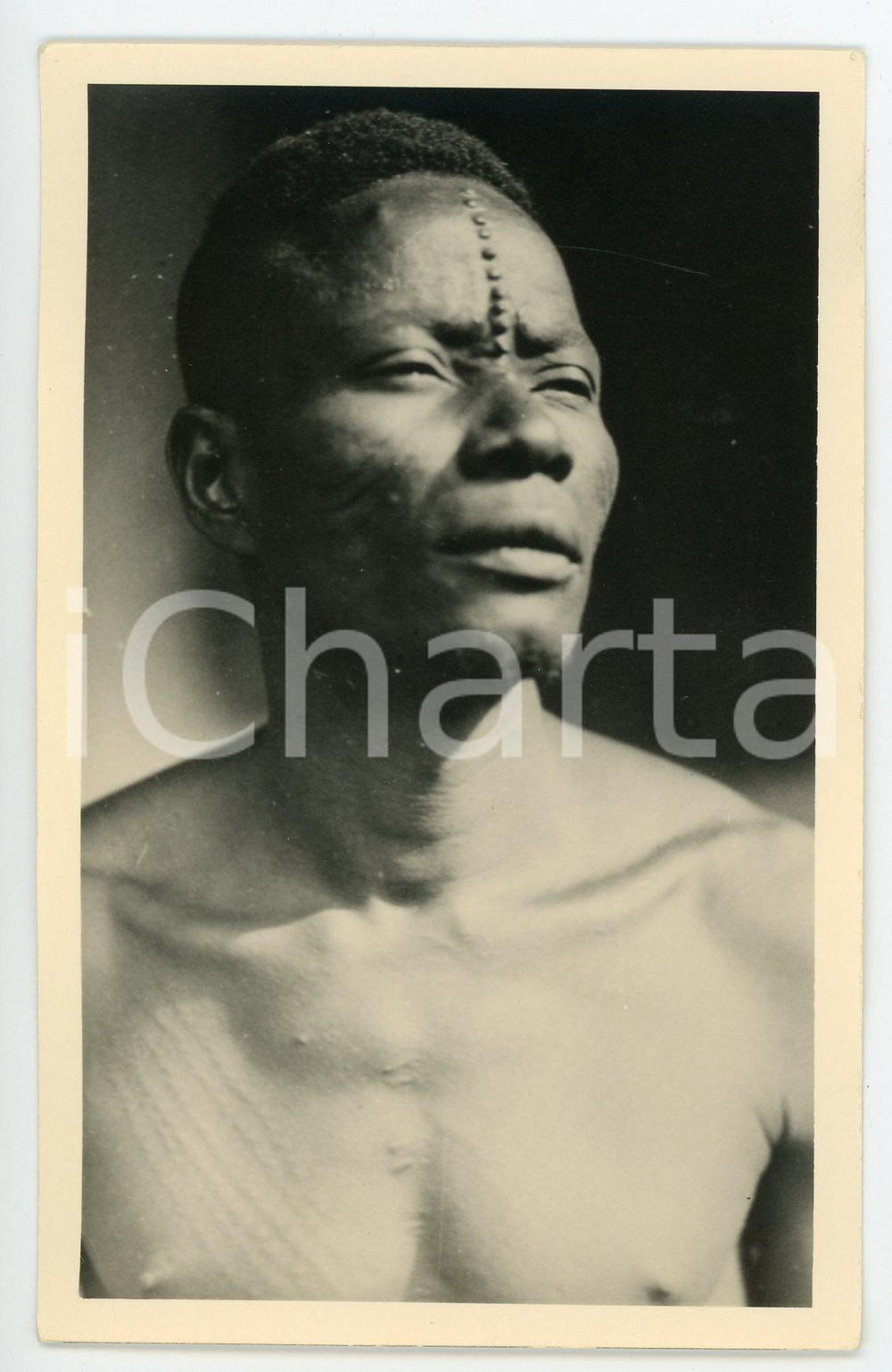 1930 ca C. ZAGOURSKI «L'Afrique qui disparaît» CONGO BELGE Homme MBOUAKA *n.8  Fotocartolina postale d'epoca, appartenente alla 2^serie &laquo;L'Afrique qui dispara&icirc;t&raquo; del fotografo Casimir Zagourski (L&eacute;opoldville).N&deg; 8, non viaggiata.Timbro ulteriore al verso del fotografo Henri Nicaise - Namur. GOOD/buono  Formato: 9x14 originale e autentica 1