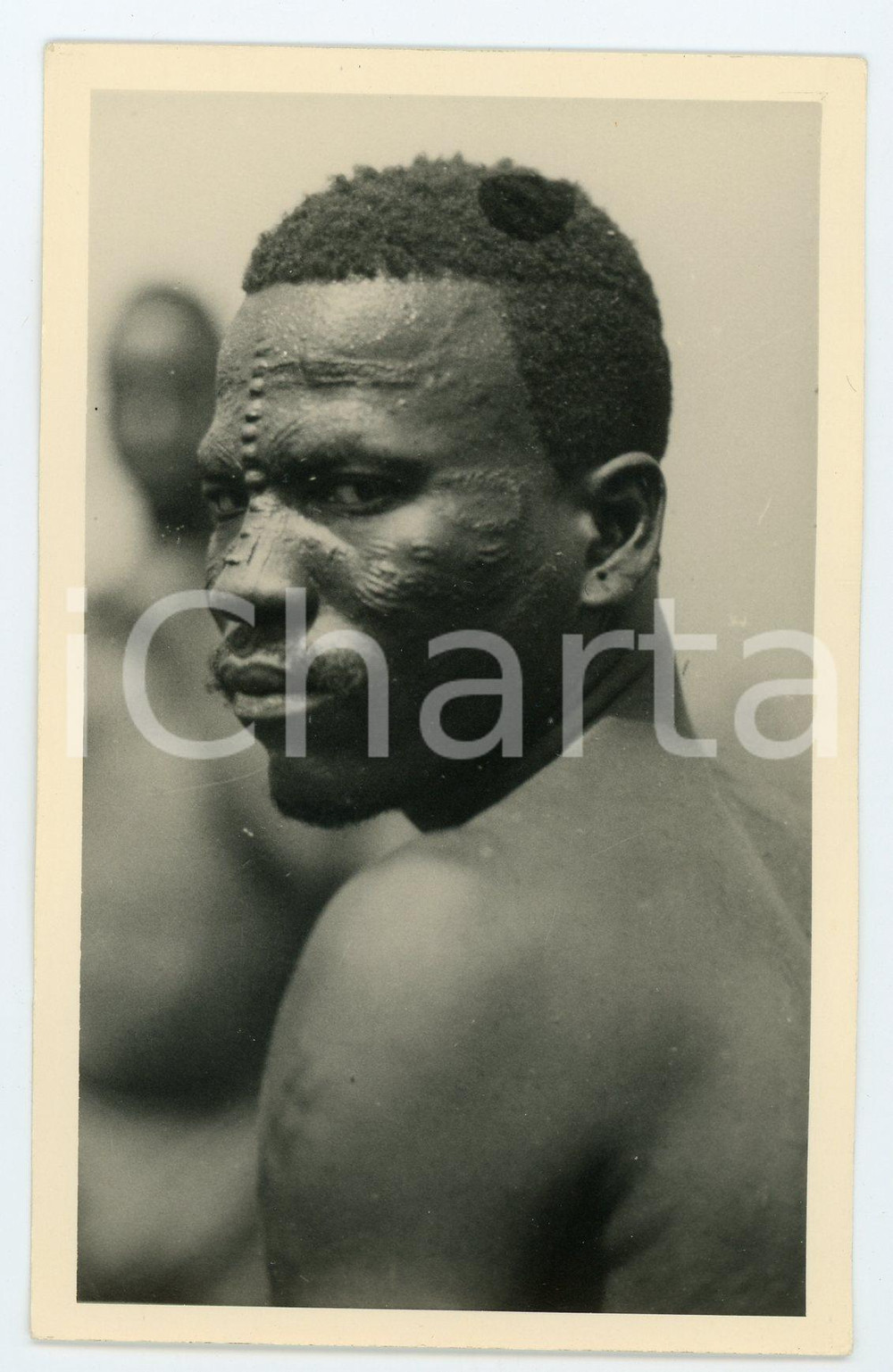 1930 ca C. ZAGOURSKI «L'Afrique qui disparaît» CONGO BELGE Homme MBOUAKA *n.9  Fotocartolina postale d'epoca, appartenente alla 2^serie &laquo;L'Afrique qui dispara&icirc;t&raquo; del fotografo Casimir Zagourski (L&eacute;opoldville).N&deg; 9, non viaggiata.Timbro ulteriore al verso del fotografo Henri Nicaise - Namur. GOOD/buono  Formato: 9x14 cm originale e autentica 1