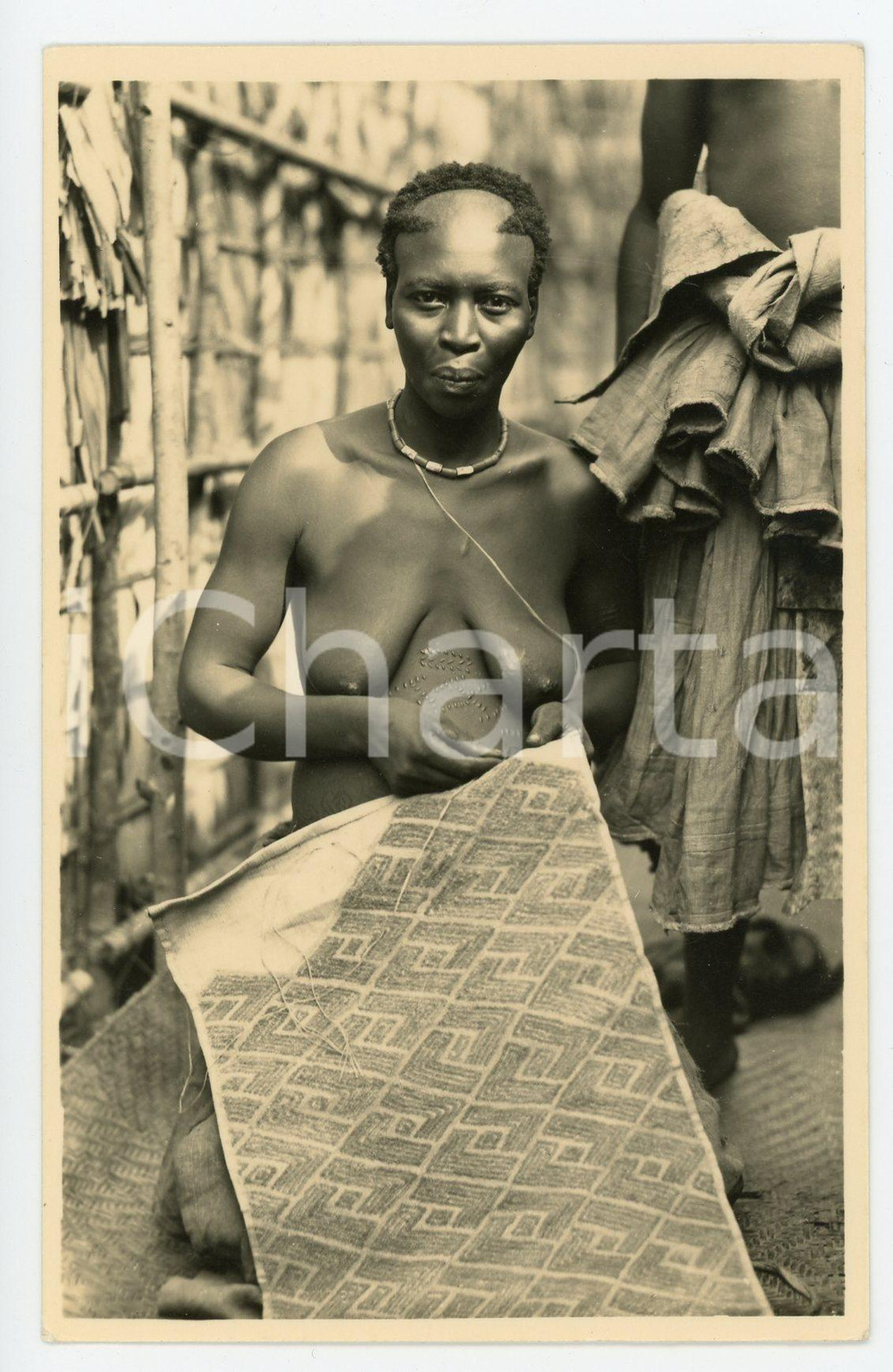 1930 ca C. ZAGOURSKI «L'Afrique qui disparaît» CONGO BELGE BAKUBA Une brodeuse  Fotocartolina postale d'epoca, appartenente alla 1^serie &laquo;L'Afrique qui dispara&icirc;t&raquo; del fotografo Casimir Zagourski (L&eacute;opoldville).N&deg; 11, non viaggiata.  GOOD/buono Lievi smussature angolari FORMATO: 9x14 originale e autentica 1