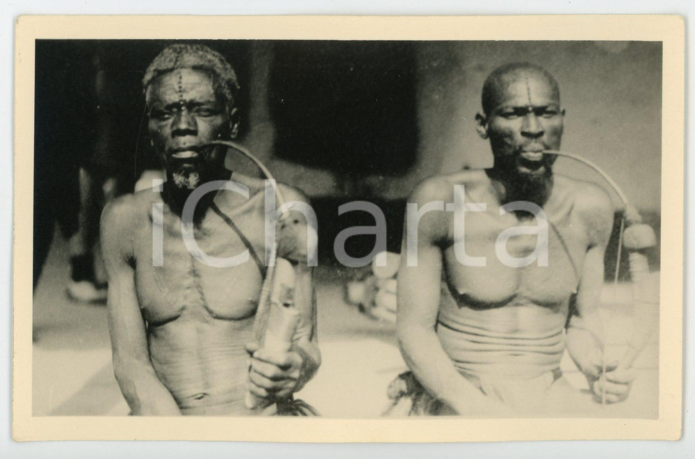 1930 ca C. ZAGOURSKI «L'Afrique qui disparaît» CONGO BELGE Fumeurs MBOUAKA *n 15  Fotocartolina postale d'epoca, appartenente alla 2^serie &laquo;L'Afrique qui dispara&icirc;t&raquo; del fotografo Casimir Zagourski (L&eacute;opoldville).N&deg; 15, non viaggiata.Timbro ulteriore al verso del fotografo Henri Nicaise - Namur. FAIR/discreto  Formato: 9x14 cm originale e autentica 1