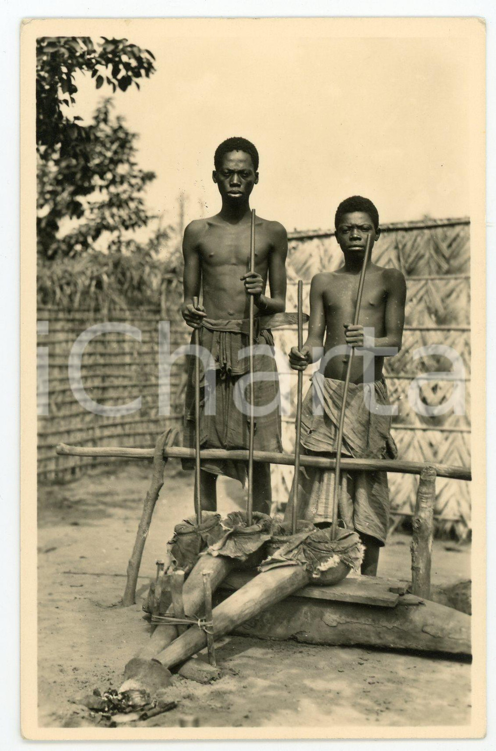 1930 ca C. ZAGOURSKI «L'Afrique qui disparaît» CONGO BELGE BAKUBA Forgerons 17  Fotocartolina postale d'epoca, appartenente alla 1^serie &laquo;L'Afrique qui dispara&icirc;t&raquo; del fotografo Casimir Zagourski (L&eacute;opoldville).N&deg; 17, non viaggiata. FAIR/discreto residuo adesivo al verso Formato: 9x14 cm originale e autentica 1