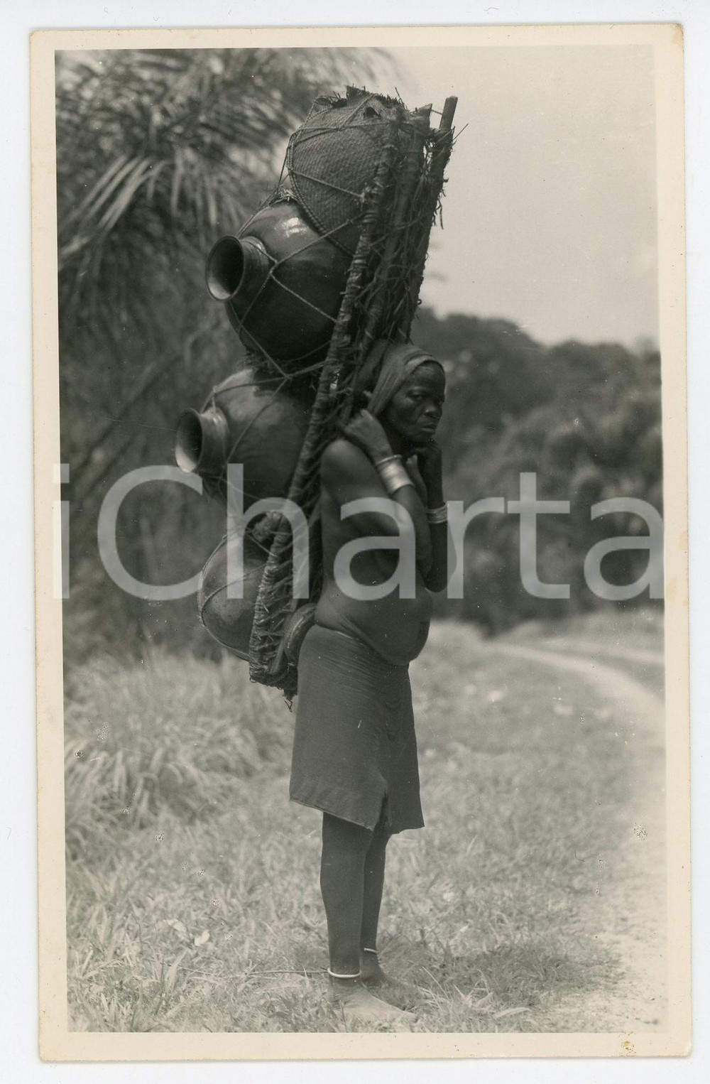 1930 C. ZAGOURSKI «L'Afrique qui disparaît» Equateur - Femmes au travail - n.25  Fotocartolina postale d'epoca, appartenente alla 2^ serie &laquo;L'Afrique qui dispara&icirc;t&raquo; del fotografo Casimir Zagourski (L&eacute;opoldville).N&deg; 25, non viaggiata.CONDIZIONI: G FORMATO: 9x14 cm GOOD/buono  Formato: 9x14 cm originale e autentica 1