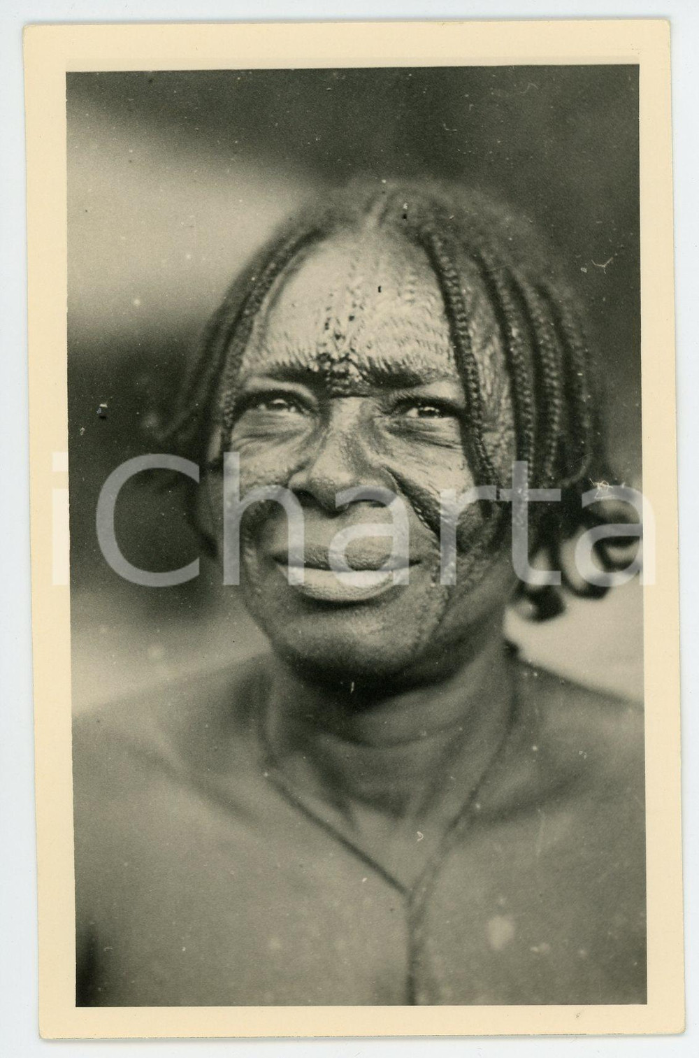 1930 ca C. ZAGOURSKI «L'Afrique qui disparaît» CONGO BELGE Femme GOMBE *n. 18  Fotocartolina postale d'epoca, appartenente alla 2^serie &laquo;L'Afrique qui dispara&icirc;t&raquo; del fotografo Casimir Zagourski (L&eacute;opoldville).N&deg; 18, non viaggiata.Timbro ulteriore al verso del fotografo Henri Nicaise - Namur. FAIR/discreto  Formato: 9x14 cm originale e autentica 1