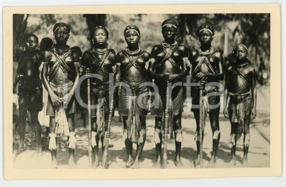 1930 ca C. ZAGOURSKI «L'Afrique qui disparaît» CONGO BELGE Jeunes filles BANZA  Fotocartolina postale d'epoca, appartenente alla 2^serie &laquo;L'Afrique qui dispara&icirc;t&raquo; del fotografo Casimir Zagourski (L&eacute;opoldville).N&deg; 24, non viaggiata.Timbro ulteriore al verso del fotografo Henri Nicaise - Namur. GOOD/buono  Formato: 9x14 cm originale e autentica 1