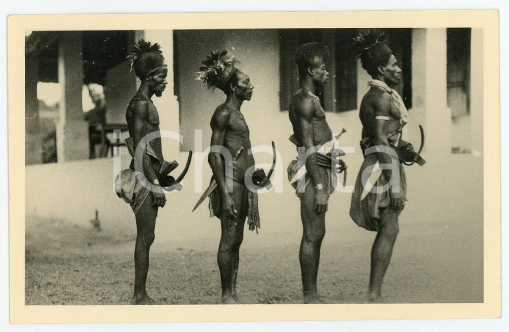 1930 ca C. ZAGOURSKI «L'Afrique qui disparaît» CONGO BELGE Notables BONGELIMA  Fotocartolina postale d'epoca, appartenente alla 2^serie &laquo;L'Afrique qui dispara&icirc;t&raquo; del fotografo Casimir Zagourski (L&eacute;opoldville).N&deg; 76, non viaggiata.Timbro ulteriore al verso del fotografo Henri Nicaise - Namur. GOOD/buono Lievi smussature angolar Formato: 9x14 cm originale e autentica 1