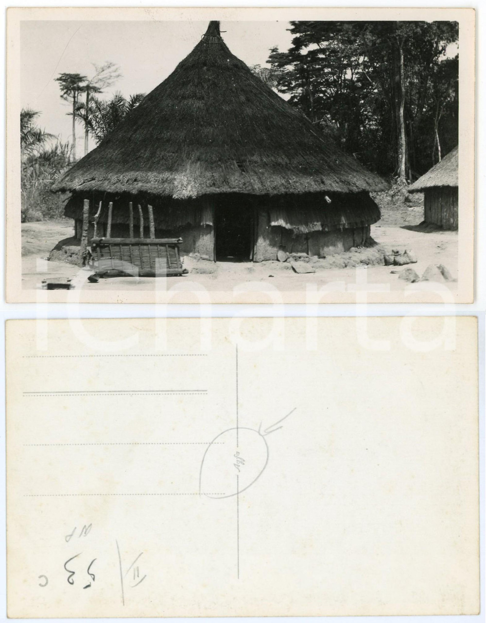 1930 ca C. ZAGOURSKI «L'Afrique qui disparaît»  Maison M'BOUAKA Photopostcard 53  Fotografia seriale in formato cartolina postale d'epoca, appartenente alla 2^ serie &laquo;L'Afrique qui dispara&icirc;t&raquo; del fotografo Casimir Zagourski (L&eacute;opoldville).N&deg; 53, non viaggiata.CONDIZIONI: GFORMATO: 14x9 cm    originale e autentica 1