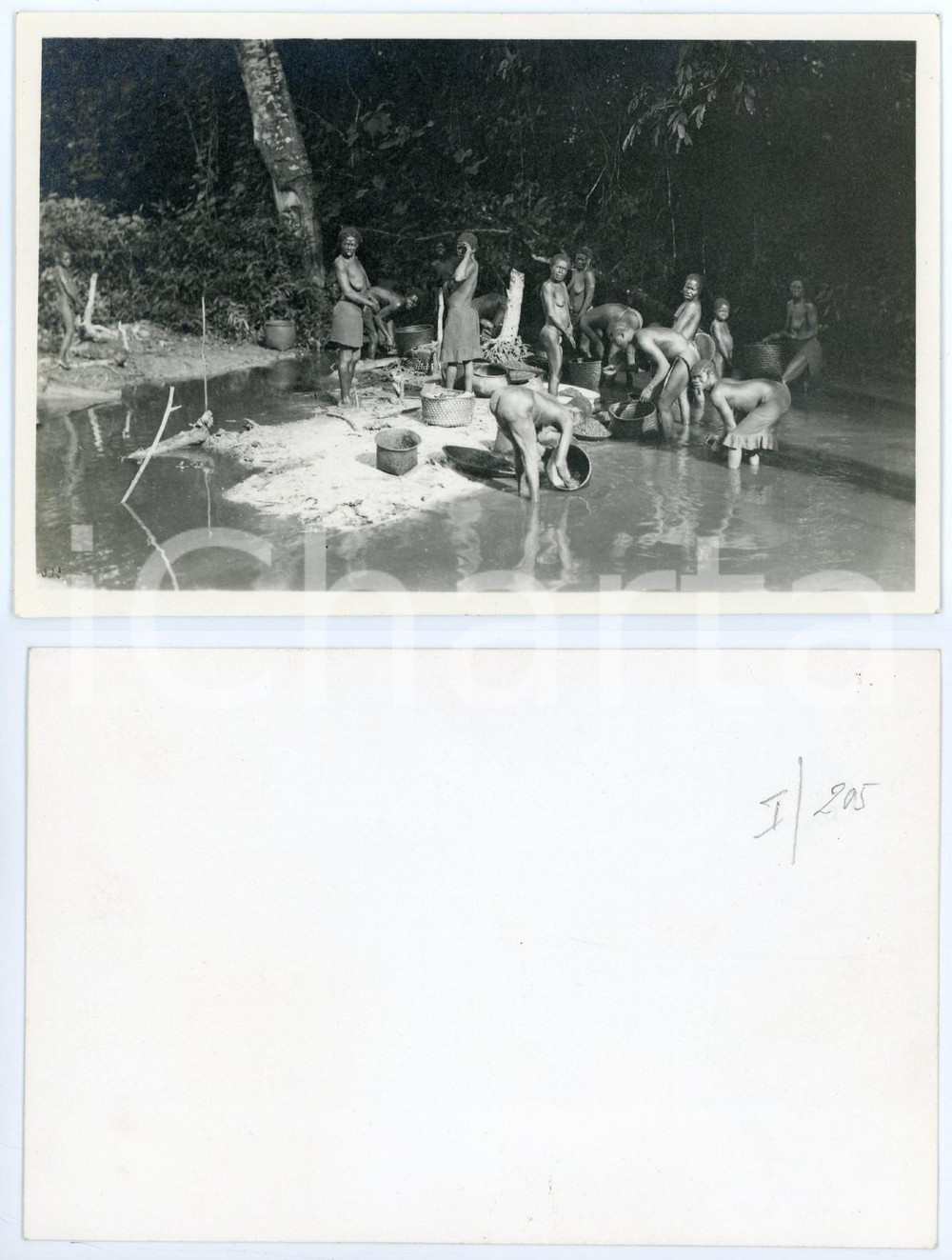 1920 ca AFRICA Women washing clothes at the river ETHNIC NUDE Postcard RPPC  Cartolina postale d'epoca, non viaggiata.CONDIZIONI: GOODFORMATO: FP    originale e autentica 1