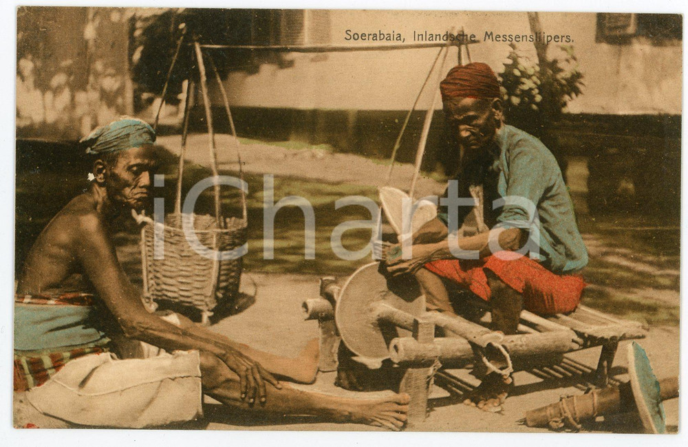1910 ca SURABAYA - BATAVIA Knife sharpener DAMAGED Vintage Postcard FP NV Cartolina postale d'epoca, non viaggiata.CONDIZIONI: VERY POOR (carta lenta con distacco parziale degli strati di carta)FORMATO: FP    originale e autentica 1