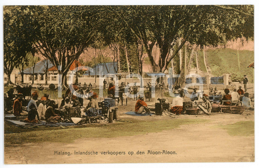 1910 ca MALANG - BATAVIA Salesmen on the Aloon-Aloon - DAMAGED Postcard FP NV Cartolina postale d'epoca, non viaggiata.CONDIZIONI: VERY POOR (carta lenta con distacco parziale degli strati di carta)FORMATO: FP    originale e autentica 1