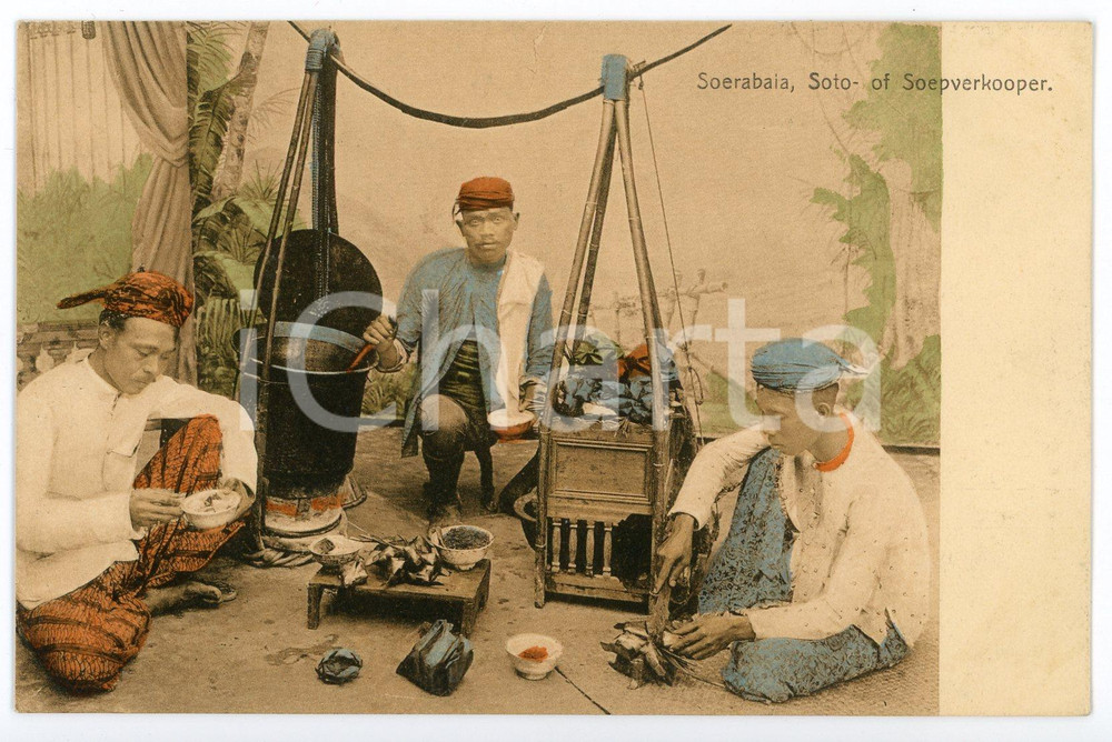 1910 ca SURABAYA - BATAVIA Soto or soup seller - DAMAGED Postcard FP NV Cartolina postale d'epoca, non viaggiata.CONDIZIONI: VERY POOR (carta lenta con distacco parziale degli strati di carta)FORMATO: FP    originale e autentica 1