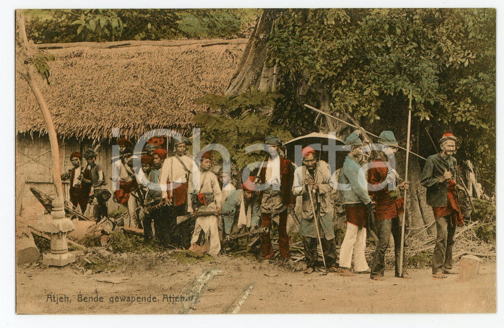 1910 ca ATJEH - BATAVIA Gang of armed atjehats - DAMAGED Postcard FP NV Cartolina postale d'epoca, non viaggiata.CONDIZIONI: VERY POOR (carta lenta con distacco parziale degli strati di carta, abrasioni al recto)FORMATO: FP    originale e autentica 1