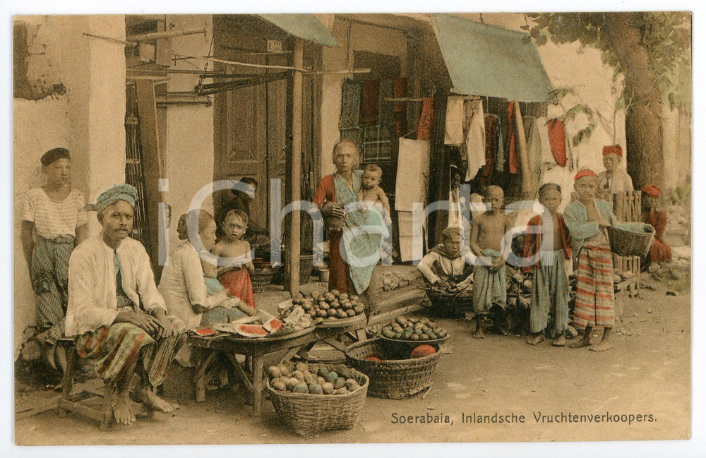 1910 ca SURABAYA - BATAVIA Fruit seller - Postcard FP NV Cartolina postale d'epoca, non viaggiata.CONDIZIONI: VERY POOR (carta lenta con distacco parziale degli strati di carta)FORMATO: FP    originale e autentica 1