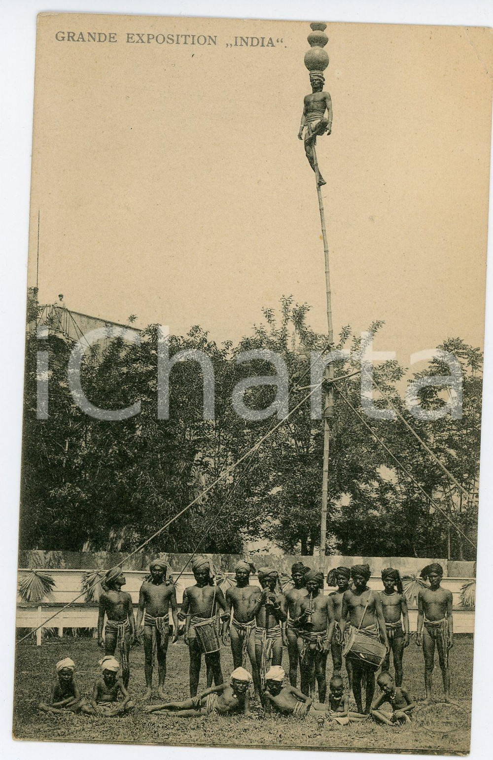 1910 ca GRANDE EXPOSITION INDIA Equilibrist on a bamboo - Postcard FP NV Cartolina postale d'epoca, non viaggiata. CONDIZIONI: FAIRFORMATO: FP    originale e autentica 1