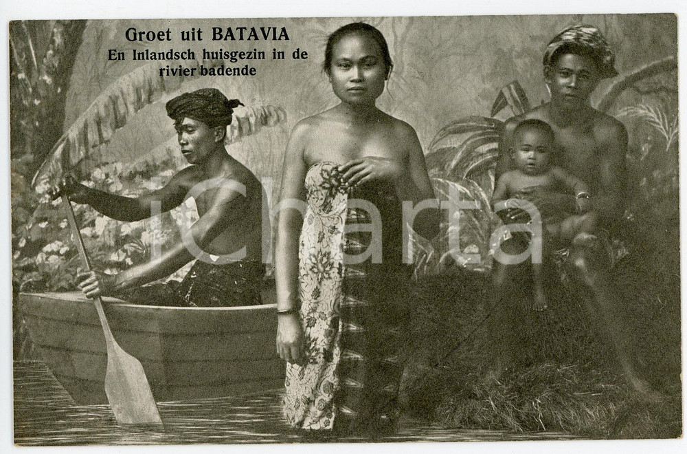 1910ca BATAVIA (DUTCH EAST INDIES) Native family bathing in the river - Postcard Cartolina postale d'epoca, non viaggiata.CONDIZIONI: FAIRFORMATO: FP    originale e autentica 1