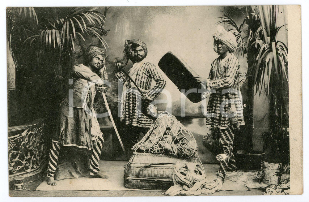 1910 ca INDIA - FAKIR Contortionist in a wicker basket - Vintage Postcard FP NV Cartolina postale d'epoca, non viaggiata. CONDIZIONI: FAIRFORMATO: FP    originale e autentica 1