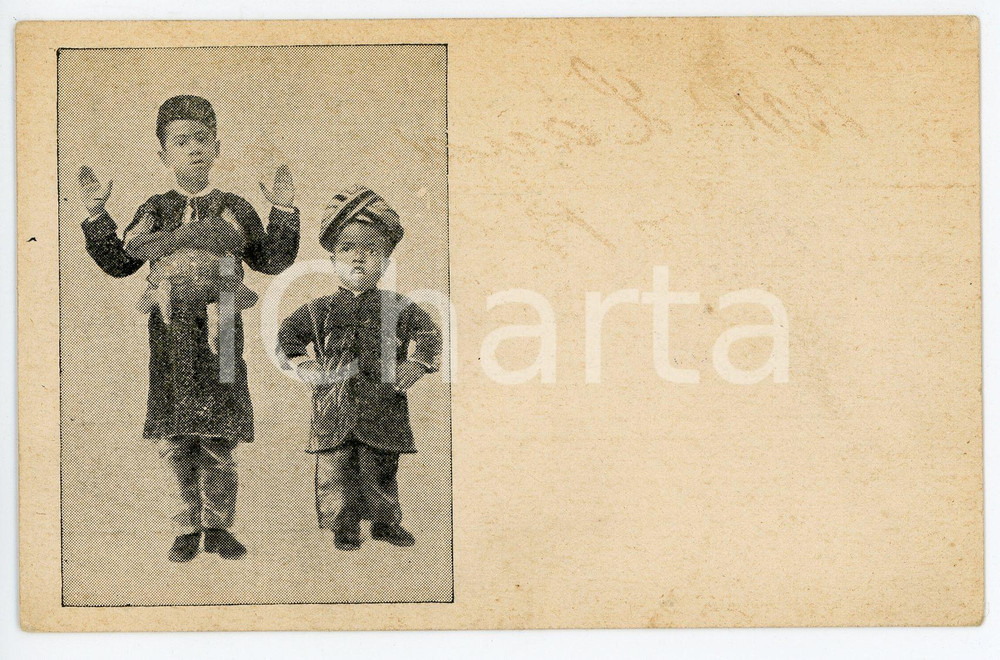 1900 ca FREAK - CIRCUS Dwarf with turban and torso man - Postcard FP NV Cartolina postale d'epoca, non viaggiata POOR/danneggiato Lievi smussature agli angoli, piegature agli angoli, impressione al recto Formato: FP originale e autentica 1