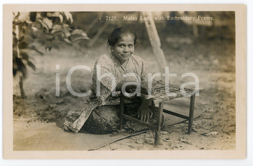 1924 BRITISH EMPIRE EXHIBITION Malayan Pavilion - Lady with embroidery frame FP Cartolina postale d'epoca, non viaggiata.CONDIZIONI: FAIRFORMATO: FP    originale e autentica 1