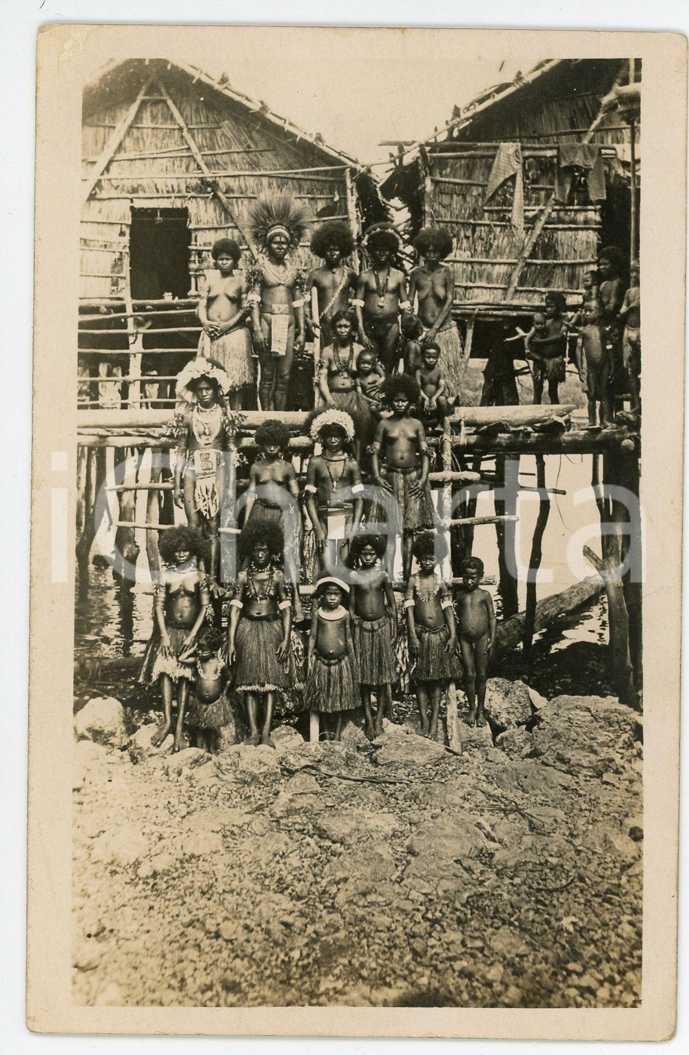 1930 ca CONGO BELGE Indigènes devant les magasins pour la reserve du riz - Photo  Fotografia d'epoca.  POOR/danneggiato Lievi smussature agli angoli, abrasione estesa su tutta la superficie del verso. Formato: 13x8 originale e autentica 1