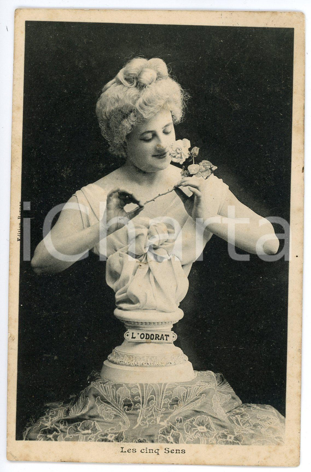 1910 LES CINQ SENS L'odorat - Statue de femme - Carte postale FP NV  Cartolina postale d'epoca, viaggiata. CONDIZIONI: FAIR (lievi piegature agli angoli)FORMATO: FP    originale e autentica 1